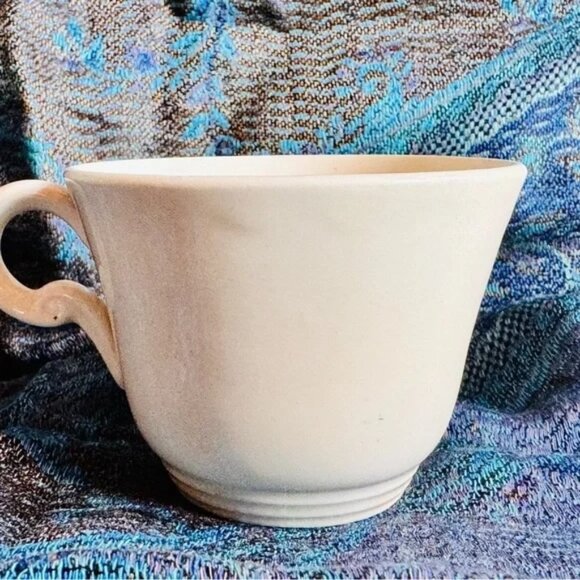 Vintage/antique teacup. Shipping not included in price. See photos for more. - Picture 2 of 2